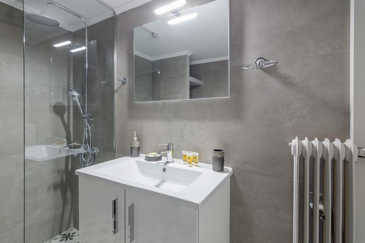 A Modern 2-Bedroom Apartment Near Areios Pagos Афіни Екстер'єр фото
